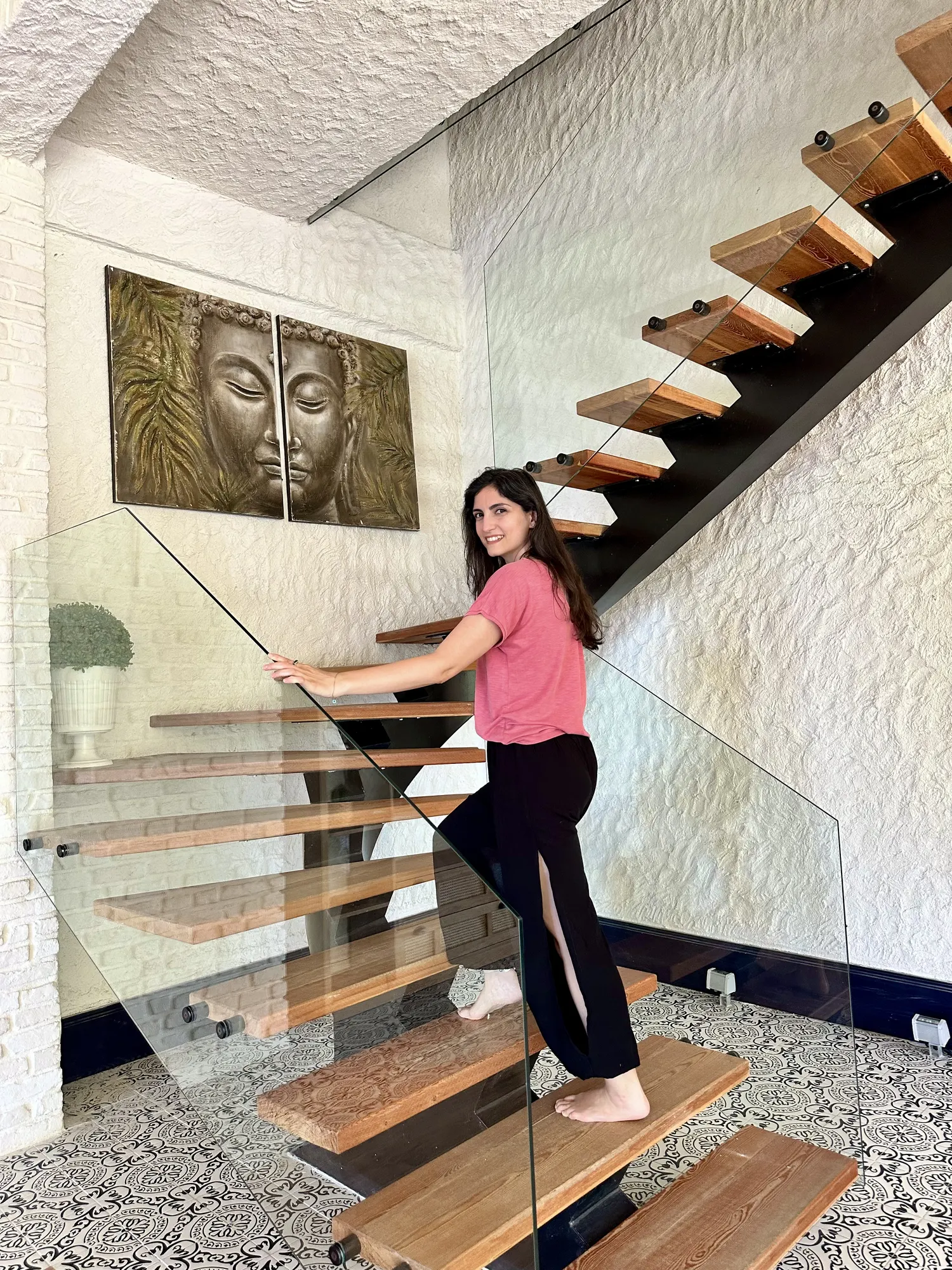 Portre: Burcu gülerken, sade bir zemin önünde.