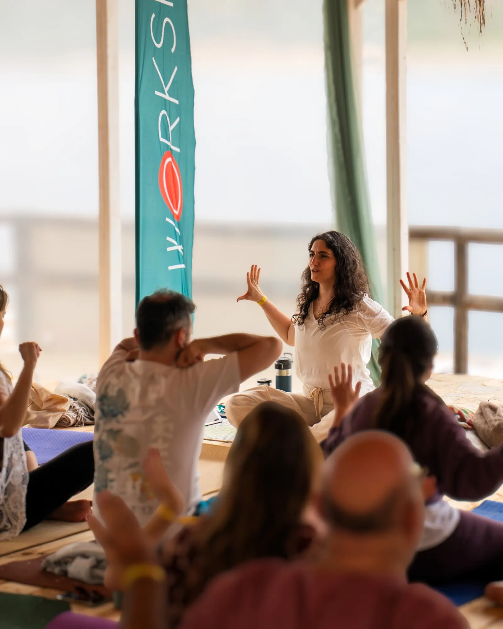 Kaş'ta bir grup ile denize karşı Yin Yoga pratiğinde