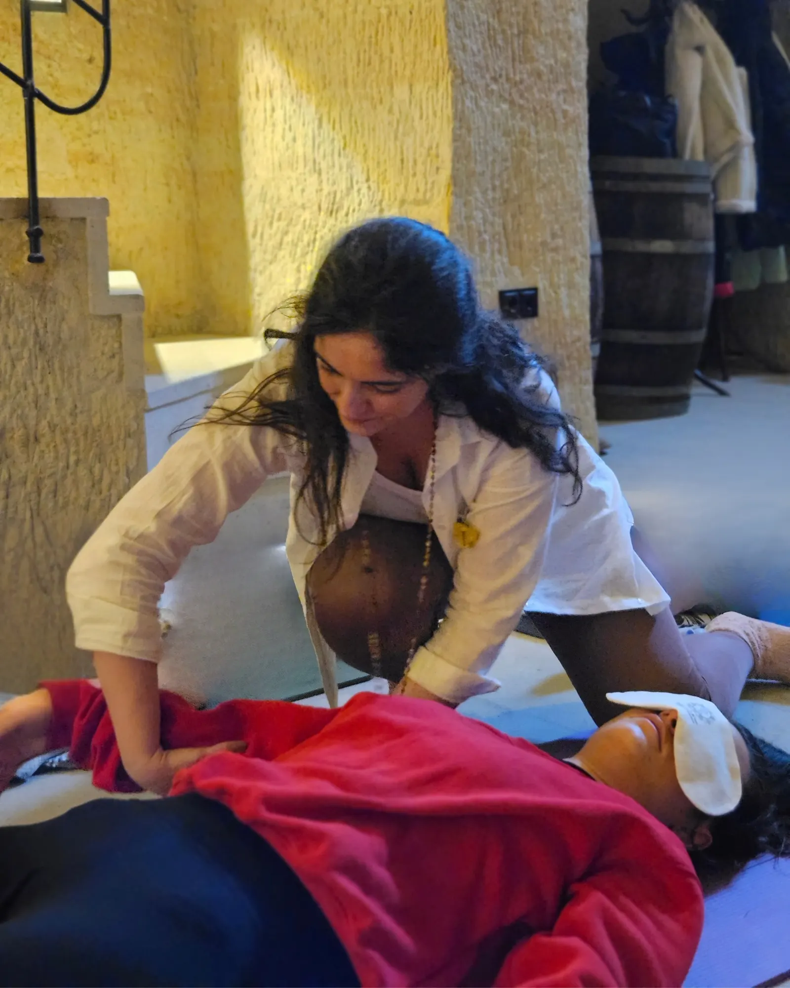Birebir: Burcu yin yoga sonunda shavasana desteği verirken