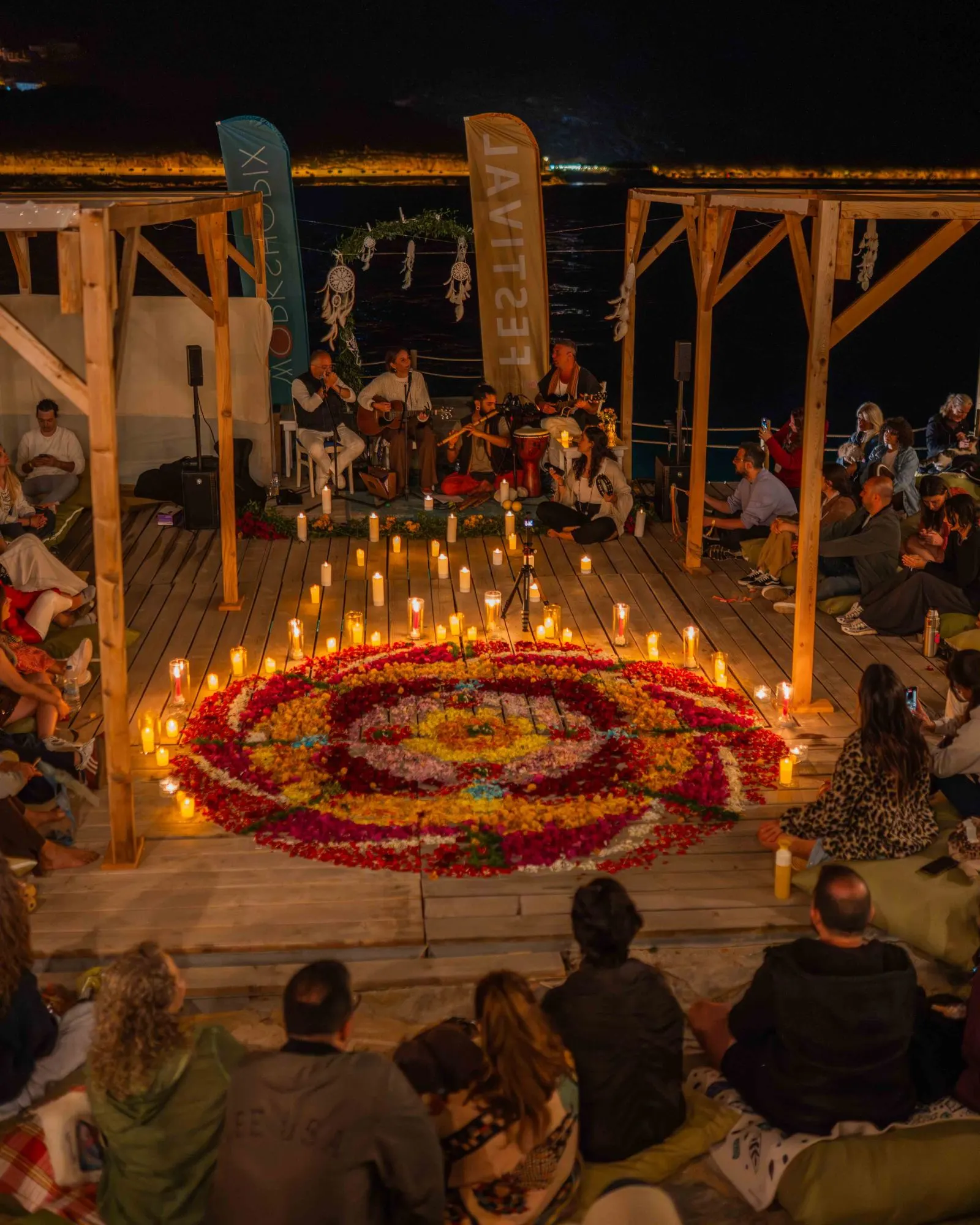 Kaş, deniz kenarında festival pratiği.
