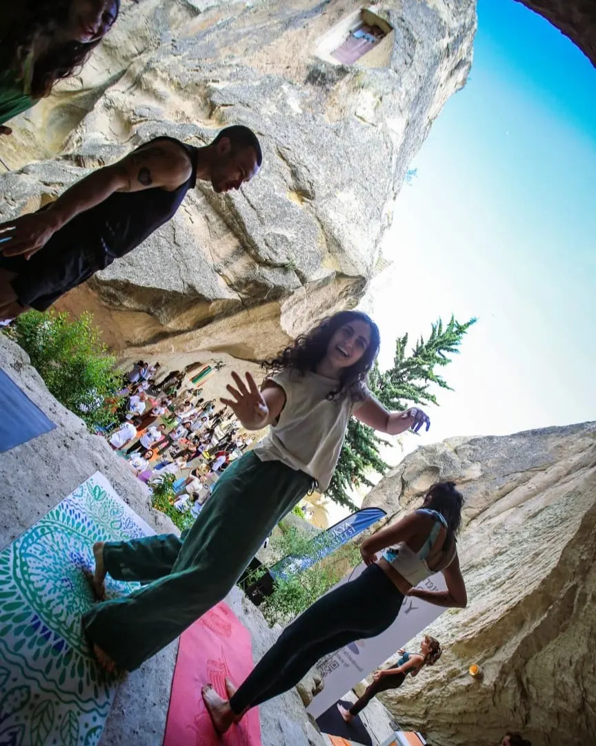 Kapadokya, taş bir binada yin yoga pratiği.