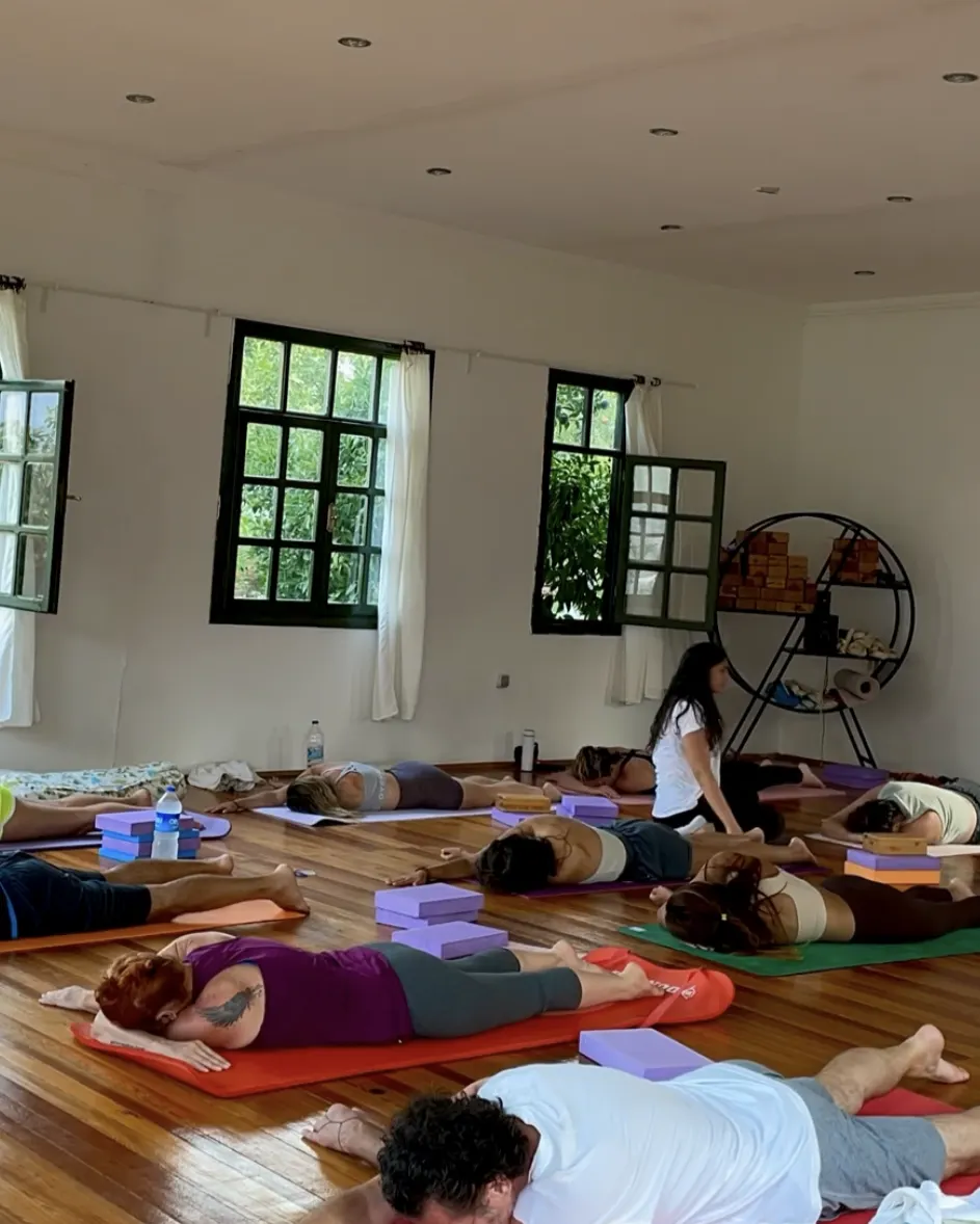 Adrasan, açık havada yin yoga pratiği.